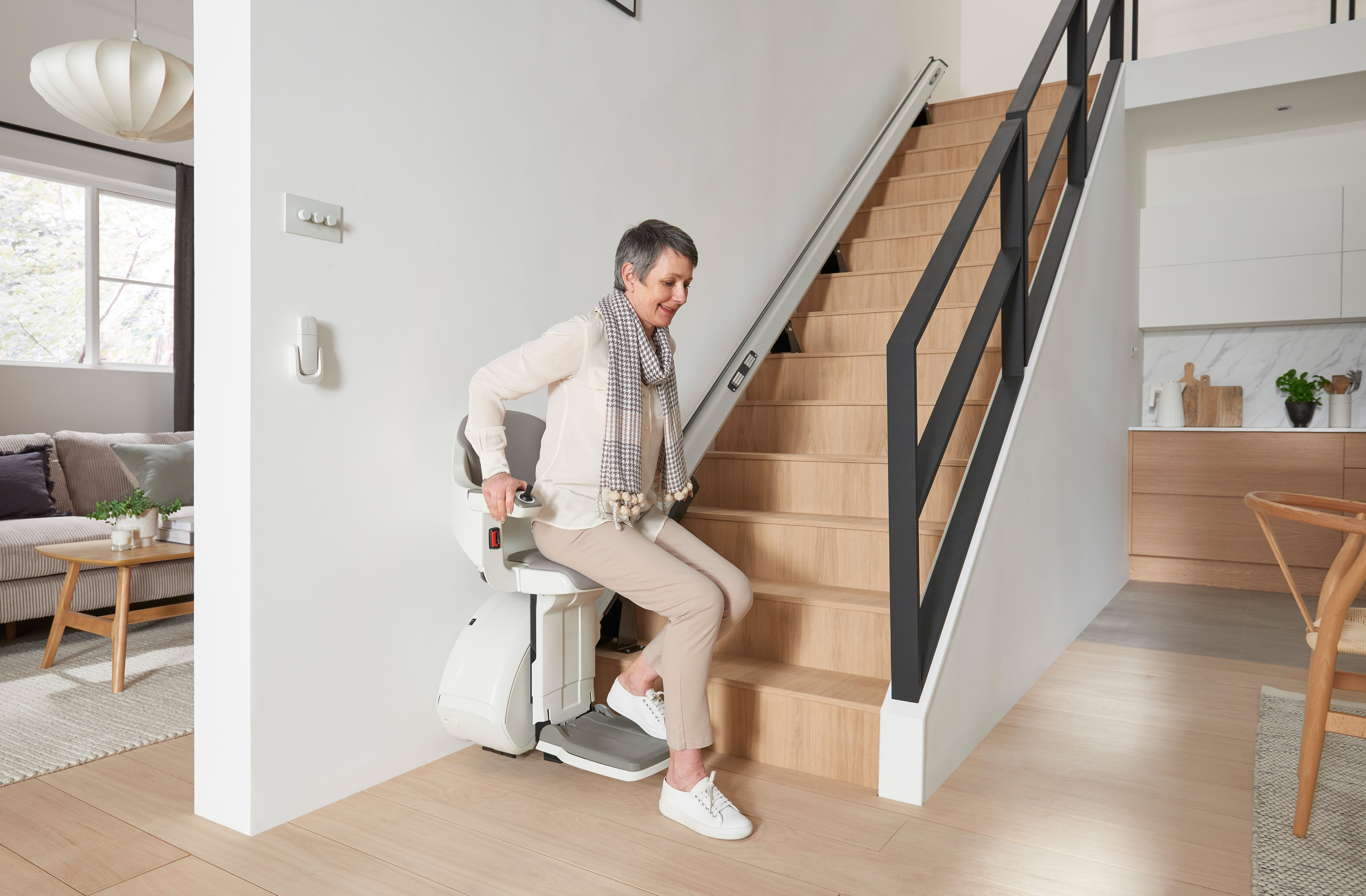 Treppenlift in einem hellen Wohnbereich