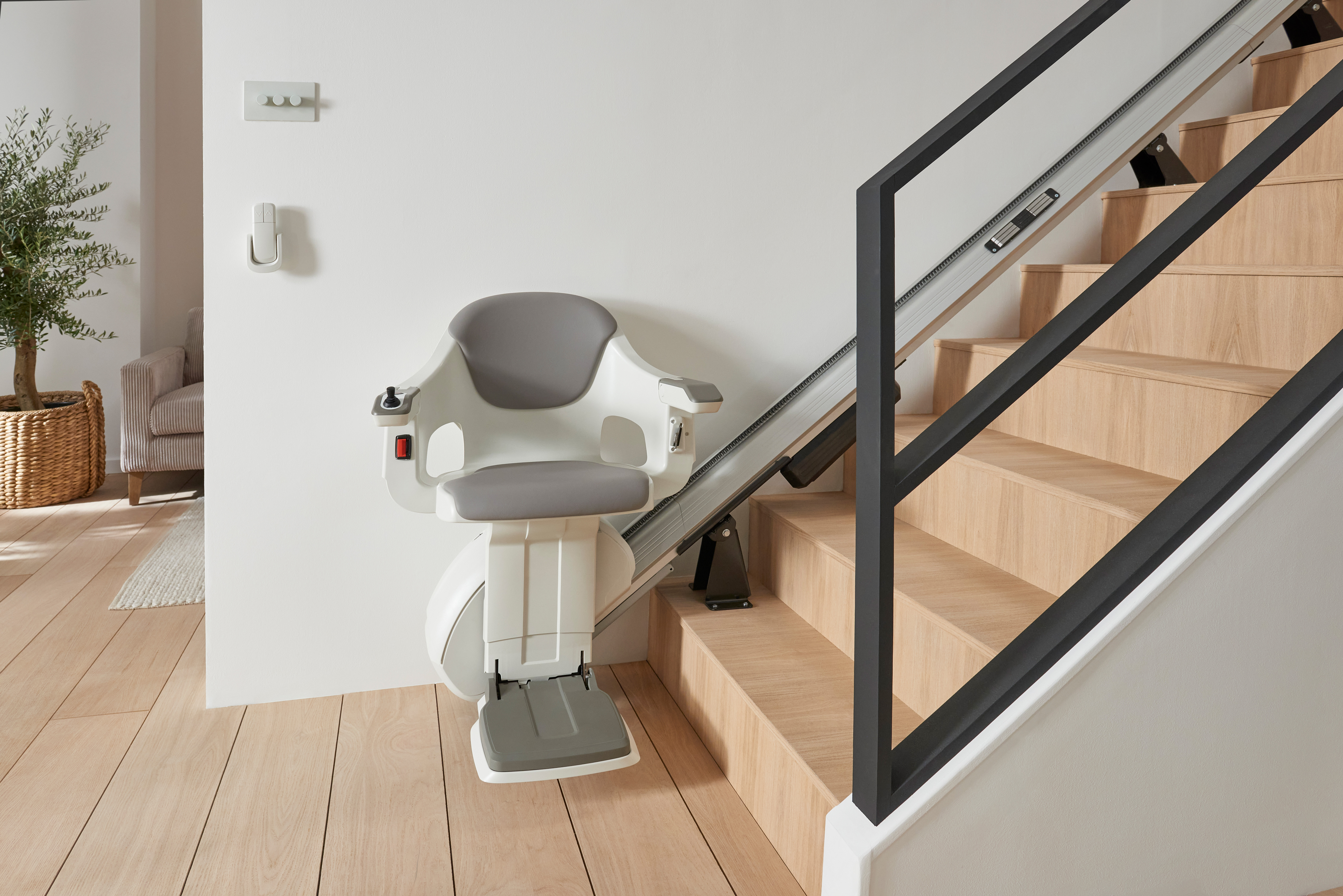 Sitzlift auf gerader Treppe in einem hellen Wohnbereich